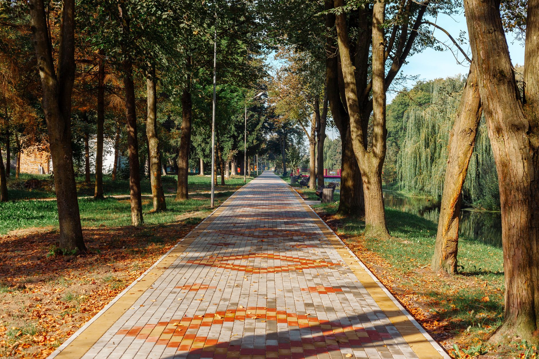Mierīga taka cauri muižas parkam rudenī